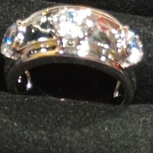 Stunning Sterling Silver Women's Ring with Crystal/Clear Gemstone Accents AG 925